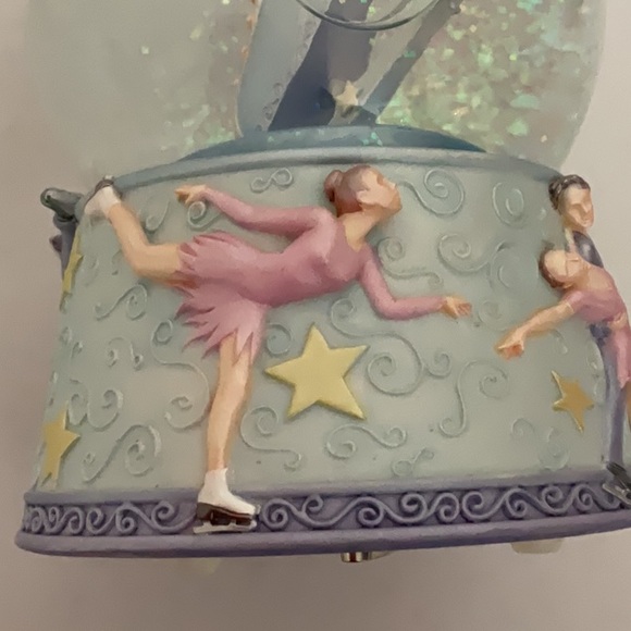 Twinkle Collectibles (Sankyo Musical) ~ Ice Skate Musical Snowglobe - Picture 11 of 14